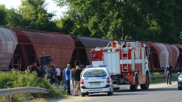 Влак отнесе автомобил на прелез, изгаснал на релсите (снимки)