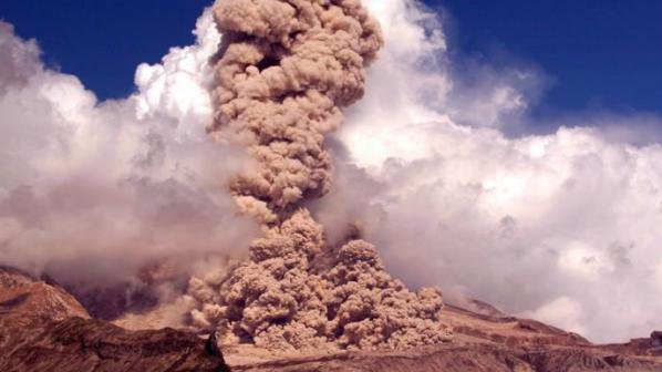 Вулкан изхвърли пепел на височина 6 км над Камчатка