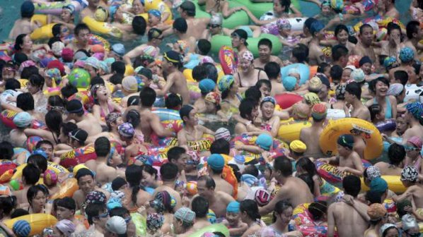 15 000 китайци успяха да се наврат в басейн