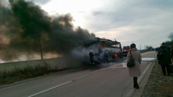 54 души на косъм от смъртта, български автобус изгоря до основи във Франция