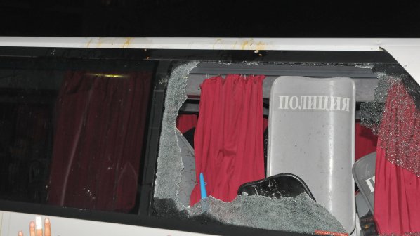 Депутат от ДПС избил стъклата на автобуса с полицейски щит