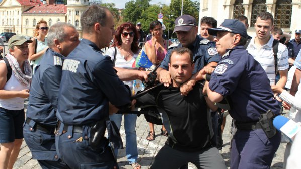 Полицаи набиха момче пред парламента (видео+снимки)