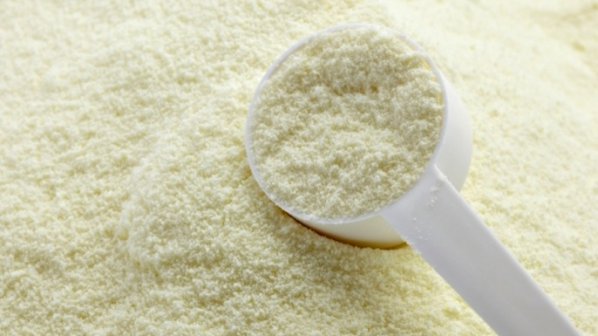 Китай глоби със 100 млн. долара производители на сухо мляко