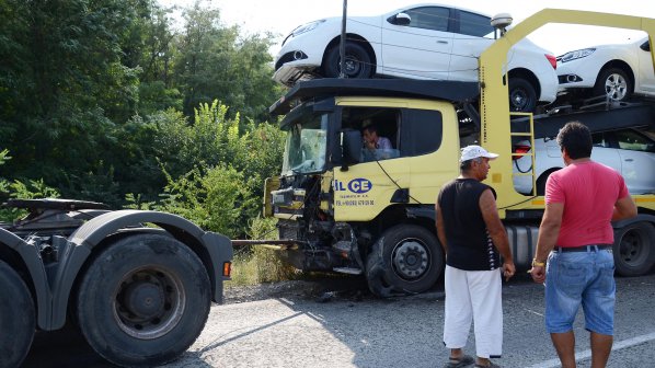 Водач загина при тежка катастрофа край Килифарево (обновена+снимки)