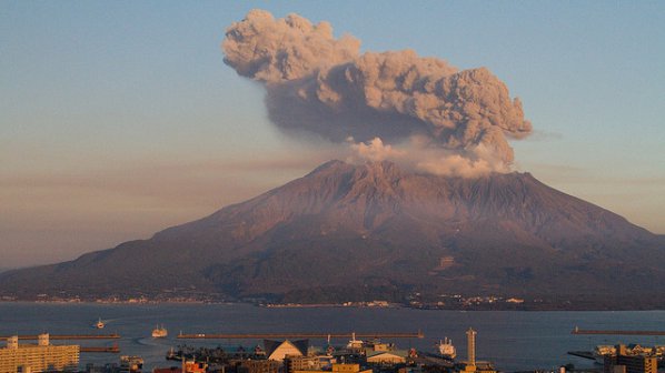 Изригване на вулкан посипа японски град с пепел
