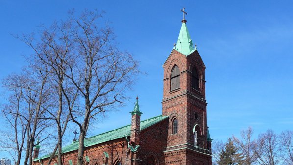 Обвиниха свещеник дилър на църковен имот