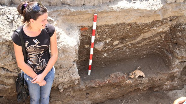 Откриха античен гроб в Пловдив (снимки)