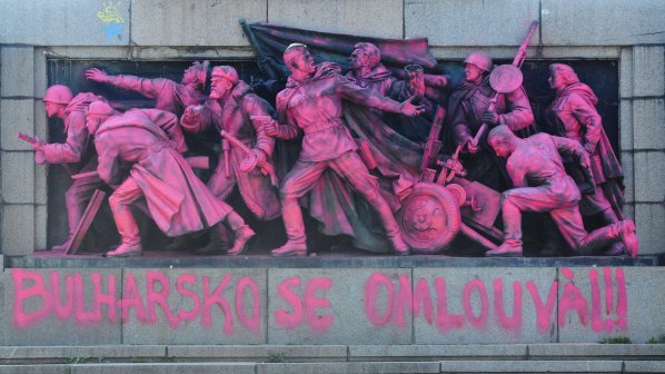 Русия ни скочи заради розовата Съветска армия