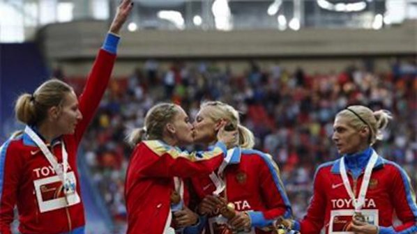 Страстна целувка между атлетки взриви Русия