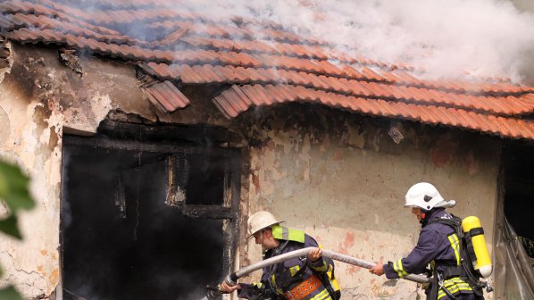 Цигани подпалиха изоставена къща в Княжево (галерия)