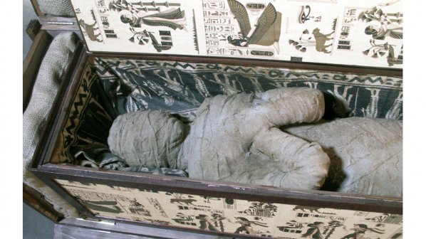 Дете откри саркофаг с човешка мумия