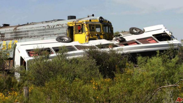 Товарен влак и автобус се сблъскаха в Мексико, четирима загинаха