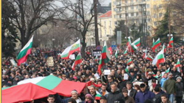 В София хиляди излизат на протест