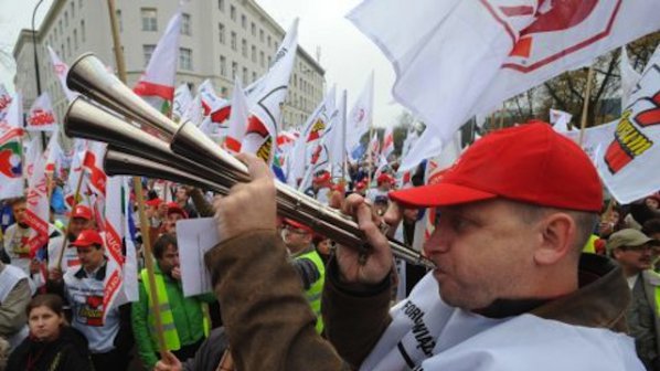 Хиляди поляци на протест срещу икономическата политика на правителството