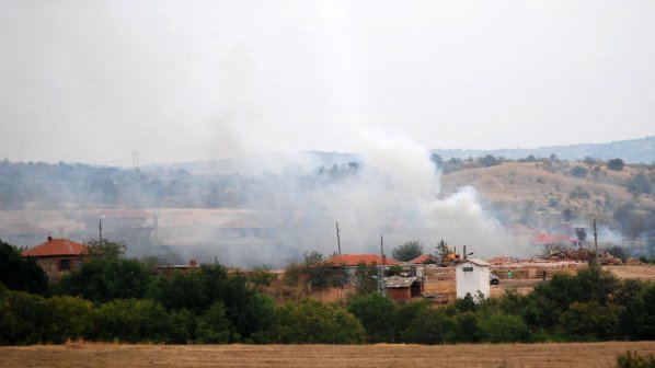 Изоставени къщи горяха в харманлийско село (снимки)