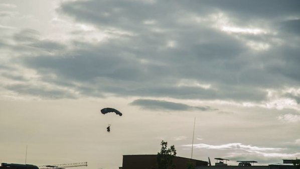 Мъж облечен като Батман прелетя над София (снимки)