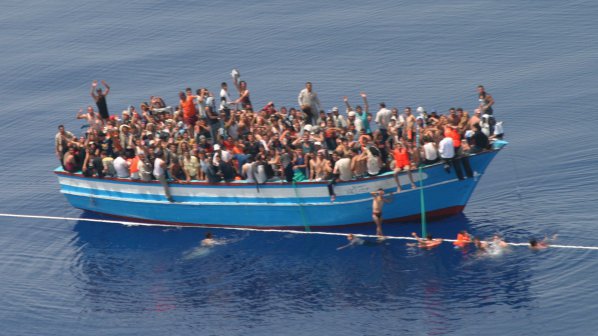 400 сирийски бежанци достигнаха Италия по море, една жена загина
