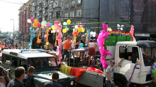 Десетки се събраха пред НДК на протест срещу гей парада в София (галерия)