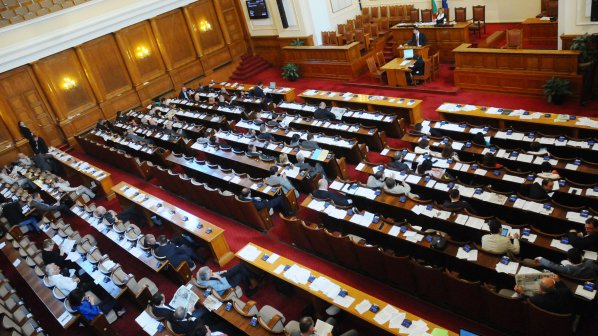 Парламентът заседава за актуалните национални задачи