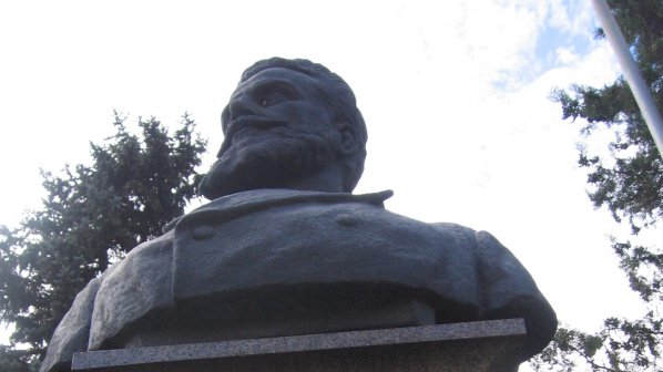 Поругаха паметник на Христо Ботев в София