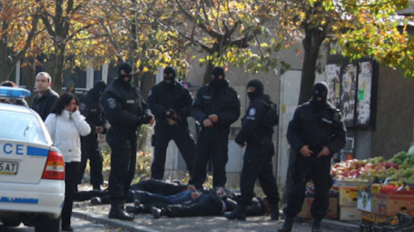 Арестуваха 7 чужденци, превзели бензиностанция в Благоевград