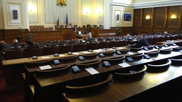 Парламентът ще обсъжда вота на недоверие към кабинета &quot;Орешарски&quot;