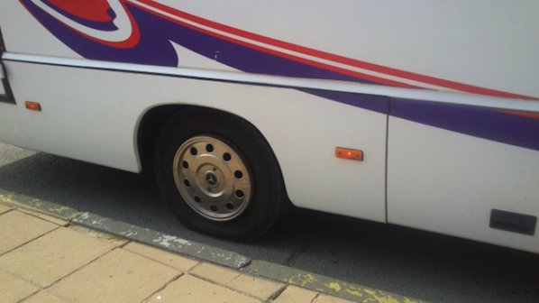 Шок! Автобус цял час вози пътници със спукана гума, шофьорът отказал да спре