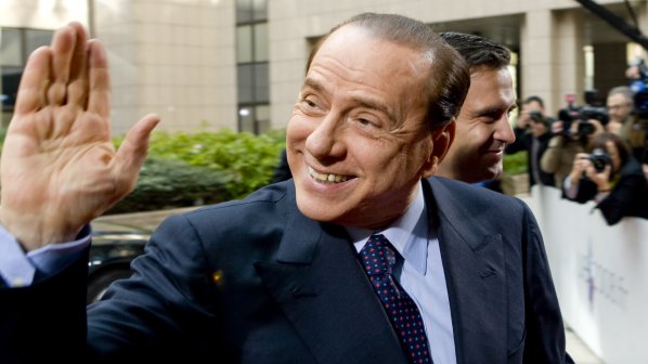 Берлускони даде рамо на кабинета