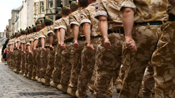 Британската армия съкращава още 3000 войници