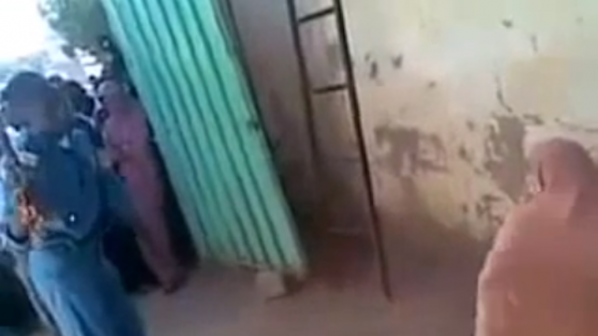 Млатят суданка с камшик, била в кола с чужд мъж (видео)