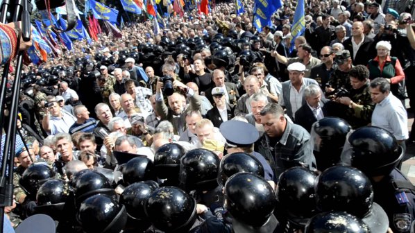 Украинци млатиха ченгета