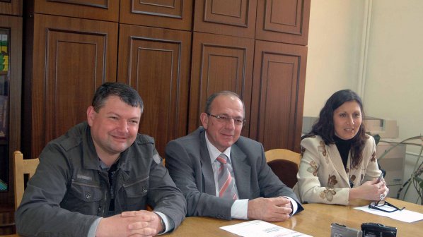 Депутат от БСП: Три групи са държани на каишка с тефтерчето на Златанов