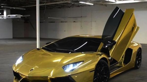 Дилър продал коли за $1 млрд., кара позлатено Lamborghini