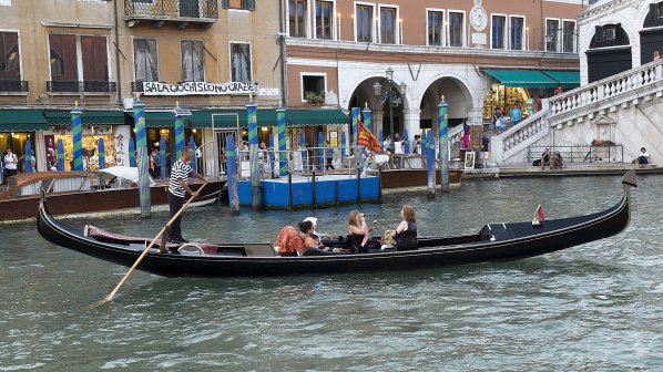 Гондолите във Венеция с GPS система