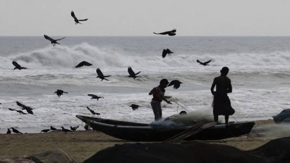 Индия се подготвя за циклона Файлин