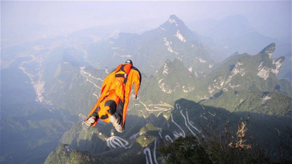 Китайска телевизия показа гибелта на унгарски екстремен скачач