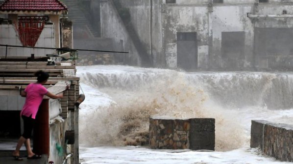 Тайфунът Фитоу взе първите си жертви в Китай