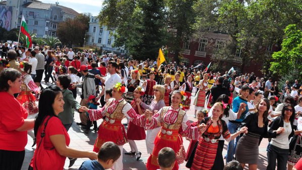 В Пловдив се стягат за най-дългото хоро