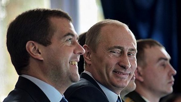Владимир Путин бие шута на Дмитрий Медведев?