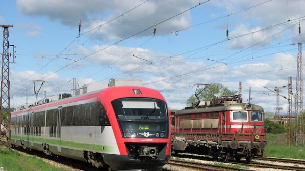 Задържаха мъж, заплашил с бомба пътниците от влака Бургас - София