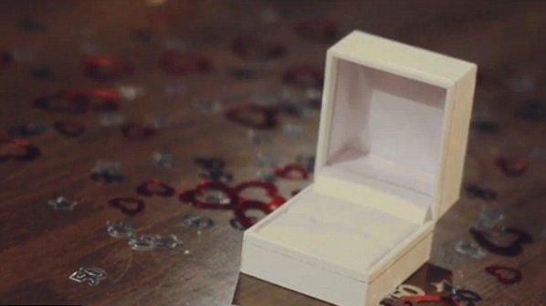 Жена предложи брак на своя приятел с помощта на илюзионист (видео)