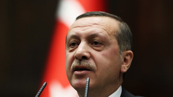 Журналистка изръси пари от турския премиер (снимка)
