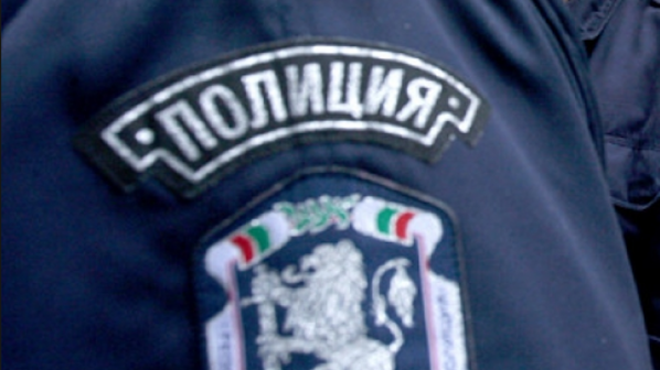 Криминално проявен скъса униформата на полицай