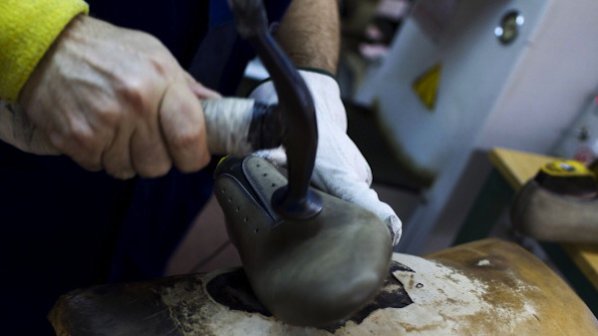 Пещерска фирма отнесе глоба заради отровни обувки