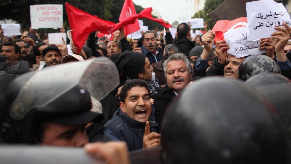 Туниски ченгета изгониха президента и премиера