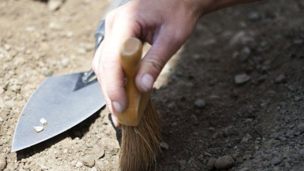 Археолози откриха скелет с нож в таза