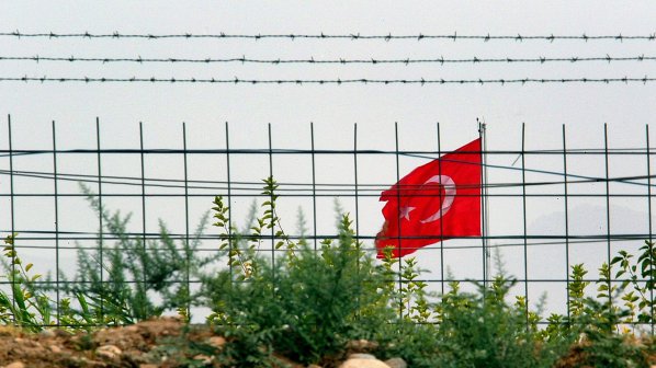 Армията започна да строи оградата срещу бежанците на турската граница