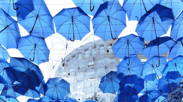 Гигантска мрежа от чадъри разпръсква безжичен интернет над Лондон