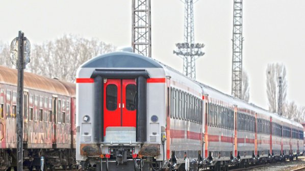 Хвърлен камък контузи пътник във влака София - Бургас