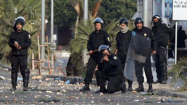 Седем полицаи загинаха при въоръжени сблъсъци в Тунис